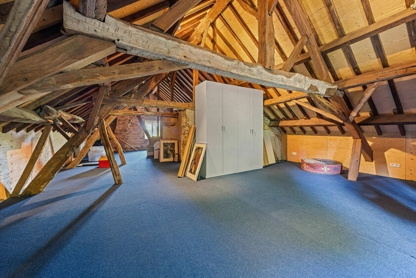 gesepareerd door stijlvolle houten deuren. Links van de hal is er een aangename zithoek en een moderne leefkeuken (2012), compleet uitgerust met kwalitatieve apparatuur. Verder is er een hal die leidt naar de berging en de linker aanbouw. Toilet. 1e VERDI