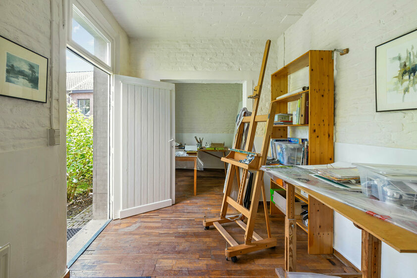 gesepareerd door stijlvolle houten deuren. Links van de hal is er een aangename zithoek en een moderne leefkeuken (2012), compleet uitgerust met kwalitatieve apparatuur. Verder is er een hal die leidt naar de berging en de linker aanbouw. Toilet. 1e VERDI