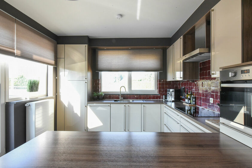 voorzien van de volgende apparatuur: koelkast, inductie, oven, combi & micro, vaatwasser, afzuigkap & diepvriezer. Daarnaast beschikt deze keuken over extra veel kastruimte. Het riante terras van 23m&sup2; is zuidelijke geori&euml;nteerd & voorzien van zonneluife