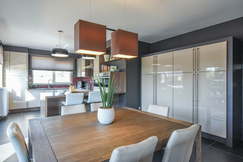 voorzien van de volgende apparatuur: koelkast, inductie, oven, combi & micro, vaatwasser, afzuigkap & diepvriezer. Daarnaast beschikt deze keuken over extra veel kastruimte. Het riante terras van 23m&sup2; is zuidelijke geori&euml;nteerd & voorzien van zonneluife