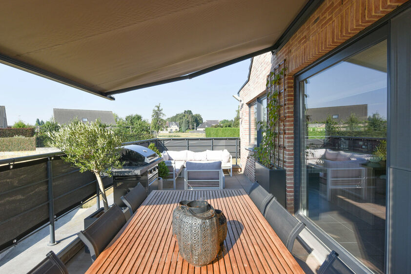 voorzien van de volgende apparatuur: koelkast, inductie, oven, combi & micro, vaatwasser, afzuigkap & diepvriezer. Daarnaast beschikt deze keuken over extra veel kastruimte. Het riante terras van 23m&sup2; is zuidelijke geori&euml;nteerd & voorzien van zonneluife