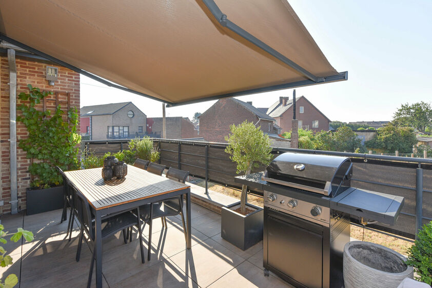 voorzien van de volgende apparatuur: koelkast, inductie, oven, combi & micro, vaatwasser, afzuigkap & diepvriezer. Daarnaast beschikt deze keuken over extra veel kastruimte. Het riante terras van 23m&sup2; is zuidelijke geori&euml;nteerd & voorzien van zonneluife
