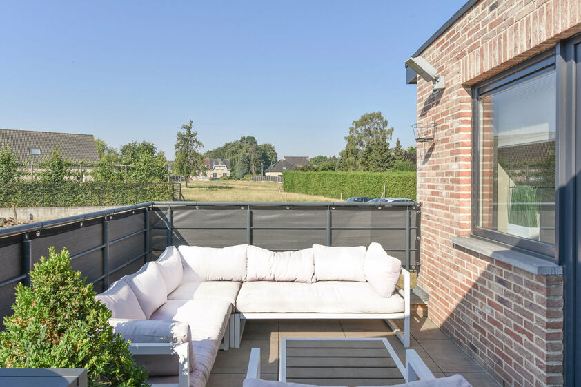 voorzien van de volgende apparatuur: koelkast, inductie, oven, combi & micro, vaatwasser, afzuigkap & diepvriezer. Daarnaast beschikt deze keuken over extra veel kastruimte. Het riante terras van 23m&sup2; is zuidelijke geori&euml;nteerd & voorzien van zonneluife