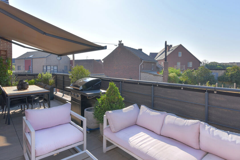 voorzien van de volgende apparatuur: koelkast, inductie, oven, combi & micro, vaatwasser, afzuigkap & diepvriezer. Daarnaast beschikt deze keuken over extra veel kastruimte. Het riante terras van 23m&sup2; is zuidelijke geori&euml;nteerd & voorzien van zonneluife
