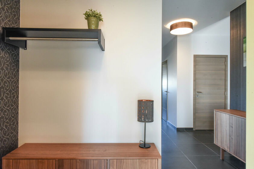 voorzien van de volgende apparatuur: koelkast, inductie, oven, combi & micro, vaatwasser, afzuigkap & diepvriezer. Daarnaast beschikt deze keuken over extra veel kastruimte. Het riante terras van 23m&sup2; is zuidelijke geori&euml;nteerd & voorzien van zonneluife