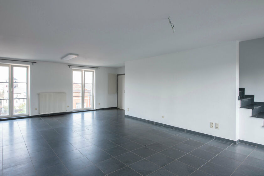 Charmant duplex-appartement met 2 slaapkamers in rustig Sluizen

Comfortabel wonen in een karaktervol voormalig schoolgebouw, op een rustige locatie vlak bij Tongeren, Maastricht en Luik.

Dit verzorgde duplex-appartement bevindt zich op de eerste verdiep