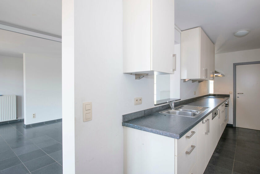 Charmant duplex-appartement met 2 slaapkamers in rustig Sluizen

Comfortabel wonen in een karaktervol voormalig schoolgebouw, op een rustige locatie vlak bij Tongeren, Maastricht en Luik.

Dit verzorgde duplex-appartement bevindt zich op de eerste verdiep