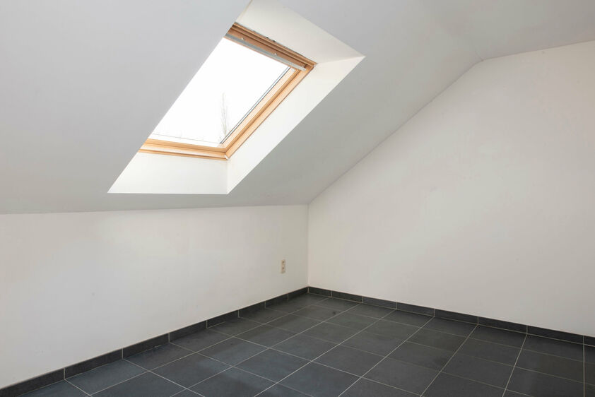 Charmant duplex-appartement met 2 slaapkamers in rustig Sluizen

Comfortabel wonen in een karaktervol voormalig schoolgebouw, op een rustige locatie vlak bij Tongeren, Maastricht en Luik.

Dit verzorgde duplex-appartement bevindt zich op de eerste verdiep