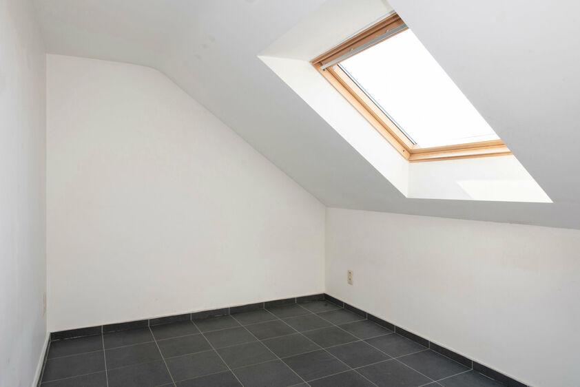 Charmant duplex-appartement met 2 slaapkamers in rustig Sluizen

Comfortabel wonen in een karaktervol voormalig schoolgebouw, op een rustige locatie vlak bij Tongeren, Maastricht en Luik.

Dit verzorgde duplex-appartement bevindt zich op de eerste verdiep