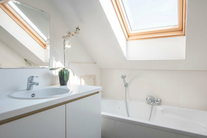 Charmant duplex-appartement met 2 slaapkamers in rustig Sluizen

Comfortabel wonen in een karaktervol voormalig schoolgebouw, op een rustige locatie vlak bij Tongeren, Maastricht en Luik.

Dit verzorgde duplex-appartement bevindt zich op de eerste verdiep