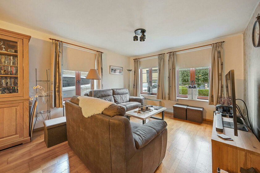 Rustig gelegen in de woonkern van Herderen vindt u deze goed onderhouden open bebouwing uit 1998. De woning staat op een royaal perceel van 1.369 m&sup2; met een prachtige zuidgerichte tuin. Ze biedt plaats aan een groot gezin, met 4 slaapkamers en een bewoon