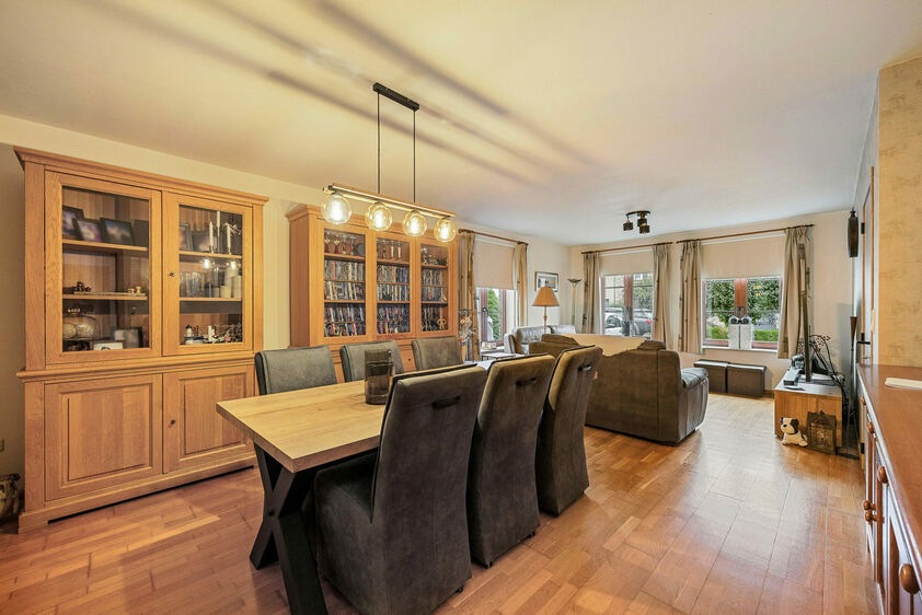Rustig gelegen in de woonkern van Herderen vindt u deze goed onderhouden open bebouwing uit 1998. De woning staat op een royaal perceel van 1.369 m&sup2; met een prachtige zuidgerichte tuin. Ze biedt plaats aan een groot gezin, met 4 slaapkamers en een bewoon