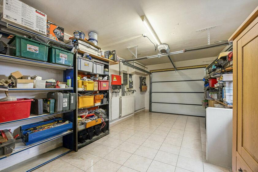 Rustig gelegen in de woonkern van Herderen vindt u deze goed onderhouden open bebouwing uit 1998. De woning staat op een royaal perceel van 1.369 m&sup2; met een prachtige zuidgerichte tuin. Ze biedt plaats aan een groot gezin, met 4 slaapkamers en een bewoon