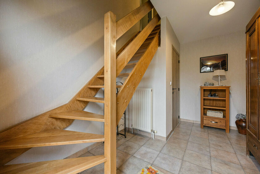 Rustig gelegen in de woonkern van Herderen vindt u deze goed onderhouden open bebouwing uit 1998. De woning staat op een royaal perceel van 1.369 m&sup2; met een prachtige zuidgerichte tuin. Ze biedt plaats aan een groot gezin, met 4 slaapkamers en een bewoon