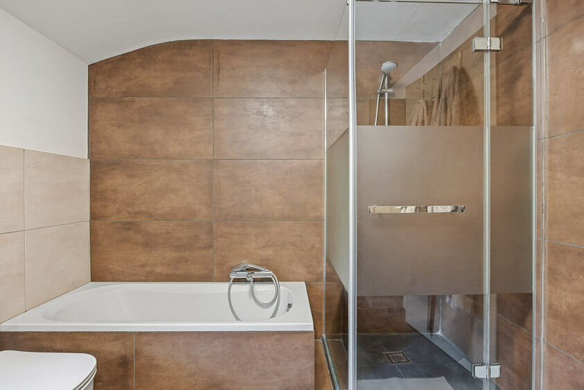 Rustig gelegen in de woonkern van Herderen vindt u deze goed onderhouden open bebouwing uit 1998. De woning staat op een royaal perceel van 1.369 m&sup2; met een prachtige zuidgerichte tuin. Ze biedt plaats aan een groot gezin, met 4 slaapkamers en een bewoon