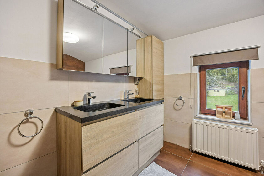 Rustig gelegen in de woonkern van Herderen vindt u deze goed onderhouden open bebouwing uit 1998. De woning staat op een royaal perceel van 1.369 m&sup2; met een prachtige zuidgerichte tuin. Ze biedt plaats aan een groot gezin, met 4 slaapkamers en een bewoon