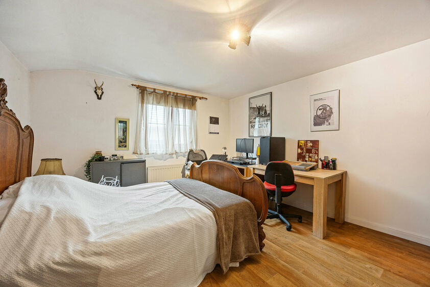 Rustig gelegen in de woonkern van Herderen vindt u deze goed onderhouden open bebouwing uit 1998. De woning staat op een royaal perceel van 1.369 m&sup2; met een prachtige zuidgerichte tuin. Ze biedt plaats aan een groot gezin, met 4 slaapkamers en een bewoon