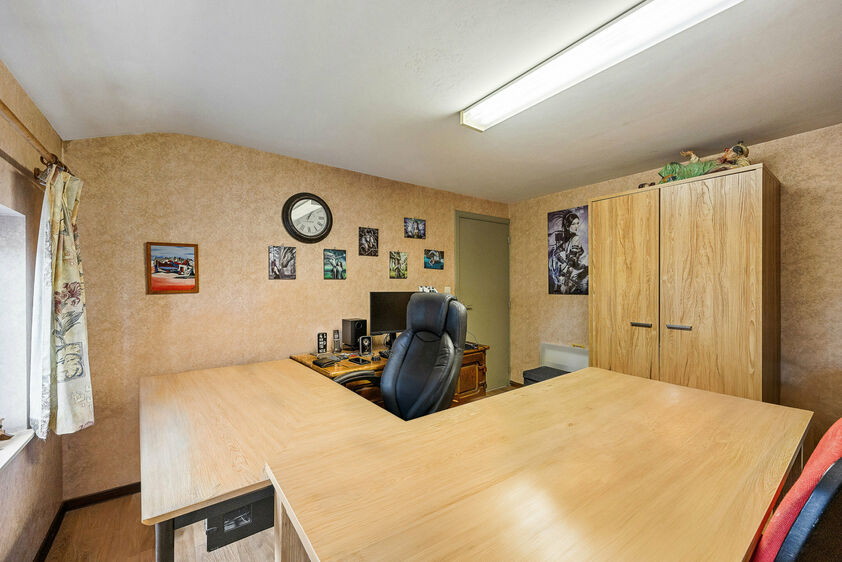 Rustig gelegen in de woonkern van Herderen vindt u deze goed onderhouden open bebouwing uit 1998. De woning staat op een royaal perceel van 1.369 m&sup2; met een prachtige zuidgerichte tuin. Ze biedt plaats aan een groot gezin, met 4 slaapkamers en een bewoon