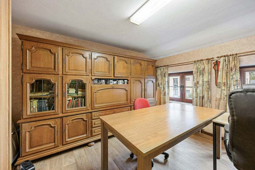 Rustig gelegen in de woonkern van Herderen vindt u deze goed onderhouden open bebouwing uit 1998. De woning staat op een royaal perceel van 1.369 m&sup2; met een prachtige zuidgerichte tuin. Ze biedt plaats aan een groot gezin, met 4 slaapkamers en een bewoon