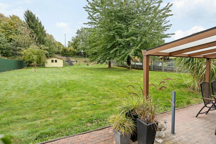 Rustig gelegen in de woonkern van Herderen vindt u deze goed onderhouden open bebouwing uit 1998. De woning staat op een royaal perceel van 1.369 m&sup2; met een prachtige zuidgerichte tuin. Ze biedt plaats aan een groot gezin, met 4 slaapkamers en een bewoon