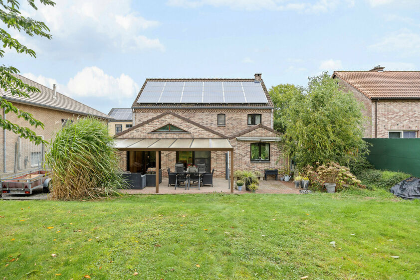 Rustig gelegen in de woonkern van Herderen vindt u deze goed onderhouden open bebouwing uit 1998. De woning staat op een royaal perceel van 1.369 m&sup2; met een prachtige zuidgerichte tuin. Ze biedt plaats aan een groot gezin, met 4 slaapkamers en een bewoon
