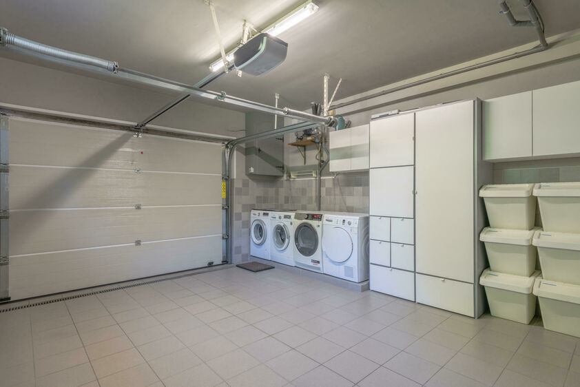 RIEMST - VROENHOVEN Burgemeester Marresbaan 1. Handelszaak met riante woonst op commercieel zeer gunstige locatie. Het volledige gebouw biedt een oppervlakte van 767m2: 407m2 woongelegenheid, 20m2 winkelruimte en 340m2 werkplaats. - Totale opp: 767m2 - EP