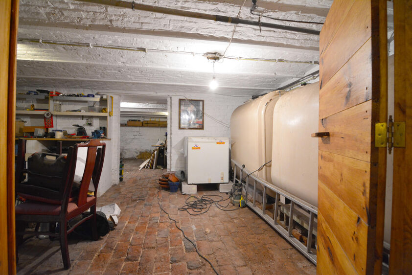 VOEREN - 's GRAVENVOEREN Boomstraat 8. Sfeervol horecapand met een riante feestzaal en mooie woonst in het centrum van de dorpskern. Totale oppervlakte van 483m2. Perceelopp 285m2. - EPC: label C. - Stedenb. inl. in aanvraag. - P: B, G: B. Vraagprijs: 399
