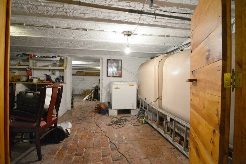 VOEREN - 's GRAVENVOEREN Boomstraat 8. Sfeervol horecapand met een riante feestzaal en mooie woonst in het centrum van de dorpskern. Totale oppervlakte van 483m2. Perceelopp 285m2. - EPC: label C. - Stedenb. inl. in aanvraag. - P: B, G: B. Vraagprijs: 399