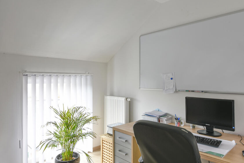 Vanuit de woonkamer is er een aangenaam tuincontact dankzij de grote raampartijen aan de achterzijde.VERDIEPING 1: Nachthal.Masterbedroom met dressing: 14,4m² + 4,8m². Luxe badkamer voorzien van inloopdouche, toilet, ligbad en wandmeubel met 2 lavabo's.