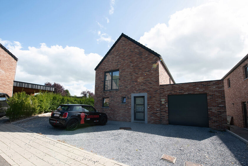 en toegang naar het terras aan de achterzijde. Oppervlakte: 21,0m². VERDIEPING 1 > Nachthal. Masterbedroom met ruimte voor dressing. Oppervlakte: 18,9m². 2 Kleinere slaapkamers 14,5m² - 13,8m². Luxueuze badkamer voorzien van inloopdouche en 2 wastafel