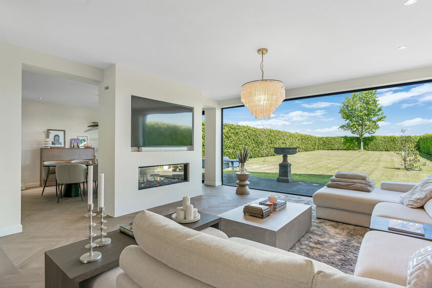 dankzij de grote tuingerichte raampartijen (Schüco). Ruime berging / wasplaats, opp. 12,4 m². VERDIEPING 1 > Nachthal. Masterbedroom van 21,32 m² met een bijzonder mooi uitzicht op de landelijke omgeving. Het hoge plafond tot in de nok van het dak maak