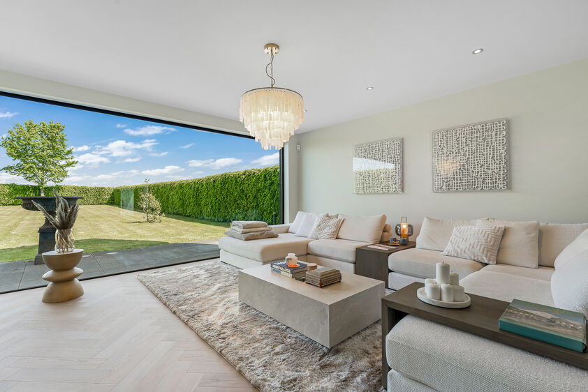 dankzij de grote tuingerichte raampartijen (Schüco). Ruime berging / wasplaats, opp. 12,4 m². VERDIEPING 1 > Nachthal. Masterbedroom van 21,32 m² met een bijzonder mooi uitzicht op de landelijke omgeving. Het hoge plafond tot in de nok van het dak maak