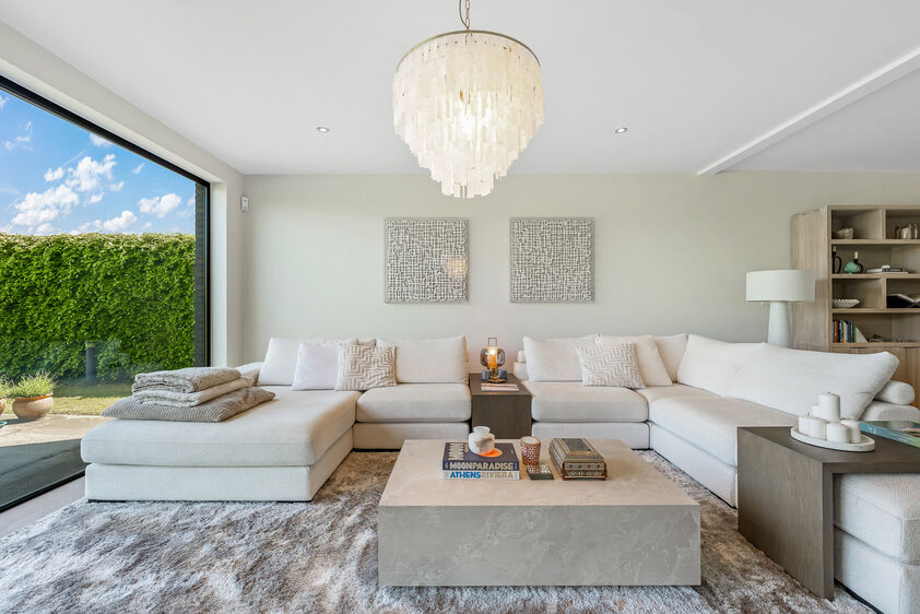 dankzij de grote tuingerichte raampartijen (Schüco). Ruime berging / wasplaats, opp. 12,4 m². VERDIEPING 1 > Nachthal. Masterbedroom van 21,32 m² met een bijzonder mooi uitzicht op de landelijke omgeving. Het hoge plafond tot in de nok van het dak maak