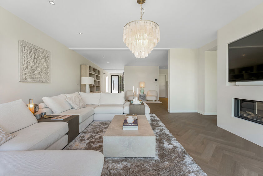 dankzij de grote tuingerichte raampartijen (Schüco). Ruime berging / wasplaats, opp. 12,4 m². VERDIEPING 1 > Nachthal. Masterbedroom van 21,32 m² met een bijzonder mooi uitzicht op de landelijke omgeving. Het hoge plafond tot in de nok van het dak maak