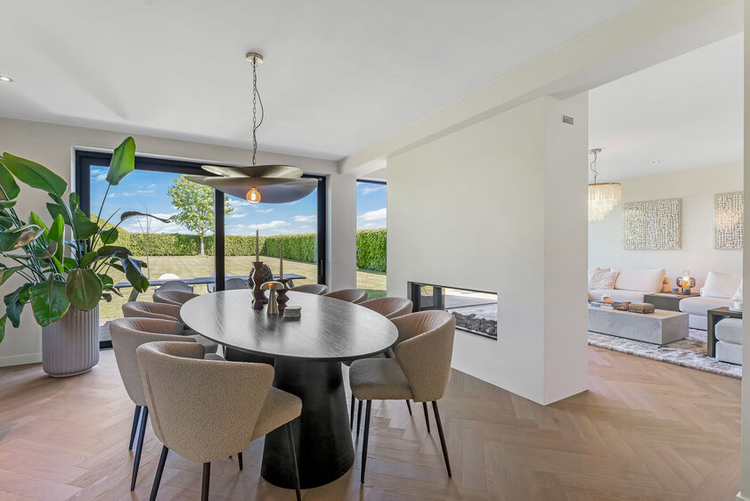 dankzij de grote tuingerichte raampartijen (Schüco). Ruime berging / wasplaats, opp. 12,4 m². VERDIEPING 1 > Nachthal. Masterbedroom van 21,32 m² met een bijzonder mooi uitzicht op de landelijke omgeving. Het hoge plafond tot in de nok van het dak maak