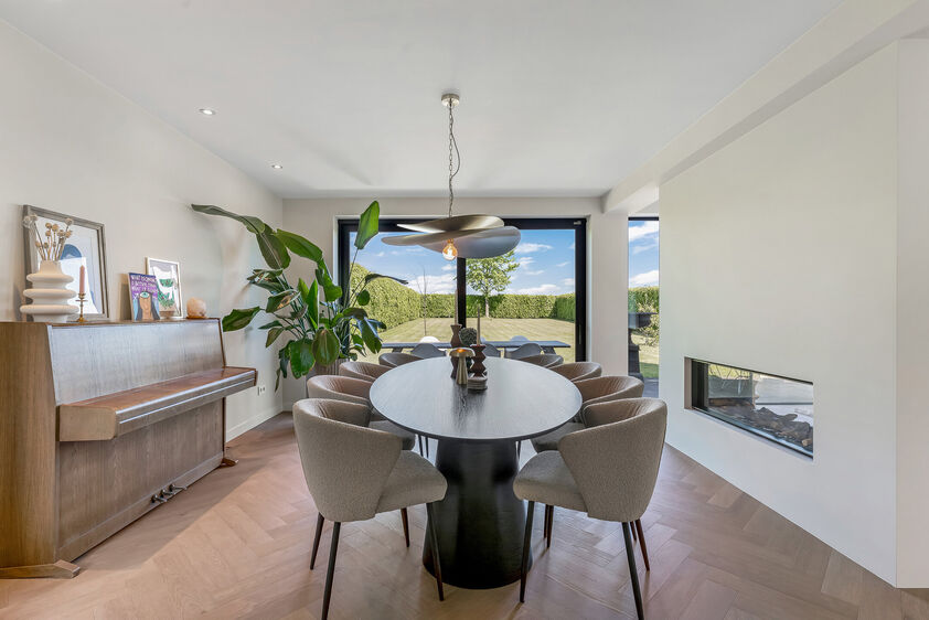 dankzij de grote tuingerichte raampartijen (Schüco). Ruime berging / wasplaats, opp. 12,4 m². VERDIEPING 1 > Nachthal. Masterbedroom van 21,32 m² met een bijzonder mooi uitzicht op de landelijke omgeving. Het hoge plafond tot in de nok van het dak maak