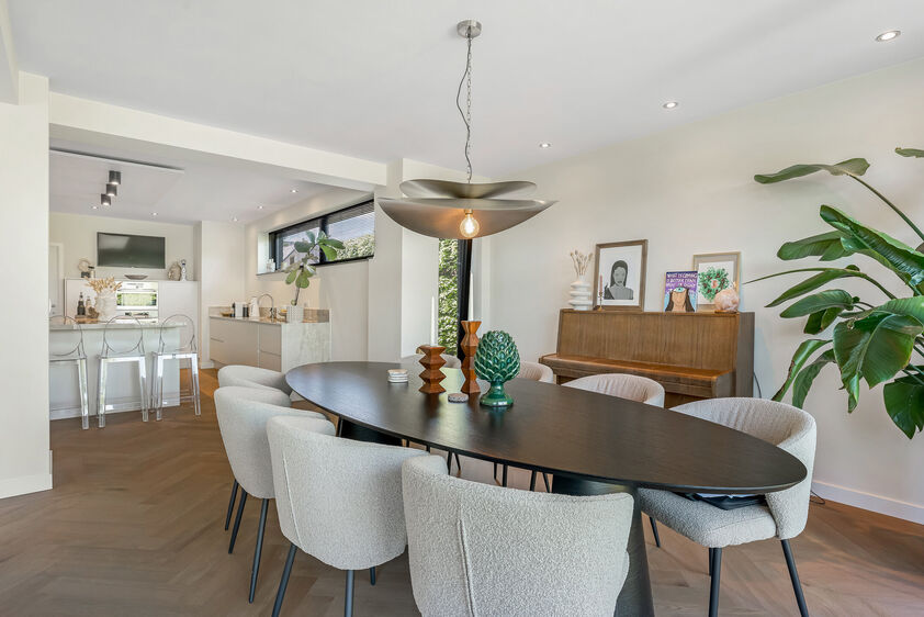 dankzij de grote tuingerichte raampartijen (Schüco). Ruime berging / wasplaats, opp. 12,4 m². VERDIEPING 1 > Nachthal. Masterbedroom van 21,32 m² met een bijzonder mooi uitzicht op de landelijke omgeving. Het hoge plafond tot in de nok van het dak maak