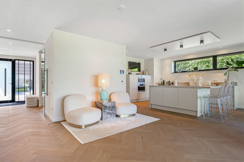 dankzij de grote tuingerichte raampartijen (Schüco). Ruime berging / wasplaats, opp. 12,4 m². VERDIEPING 1 > Nachthal. Masterbedroom van 21,32 m² met een bijzonder mooi uitzicht op de landelijke omgeving. Het hoge plafond tot in de nok van het dak maak