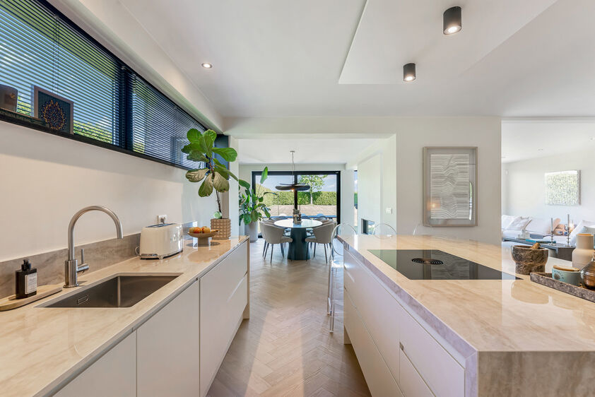 dankzij de grote tuingerichte raampartijen (Schüco). Ruime berging / wasplaats, opp. 12,4 m². VERDIEPING 1 > Nachthal. Masterbedroom van 21,32 m² met een bijzonder mooi uitzicht op de landelijke omgeving. Het hoge plafond tot in de nok van het dak maak