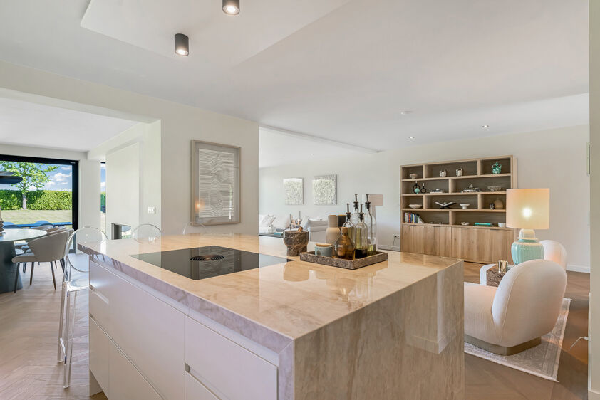 dankzij de grote tuingerichte raampartijen (Schüco). Ruime berging / wasplaats, opp. 12,4 m². VERDIEPING 1 > Nachthal. Masterbedroom van 21,32 m² met een bijzonder mooi uitzicht op de landelijke omgeving. Het hoge plafond tot in de nok van het dak maak