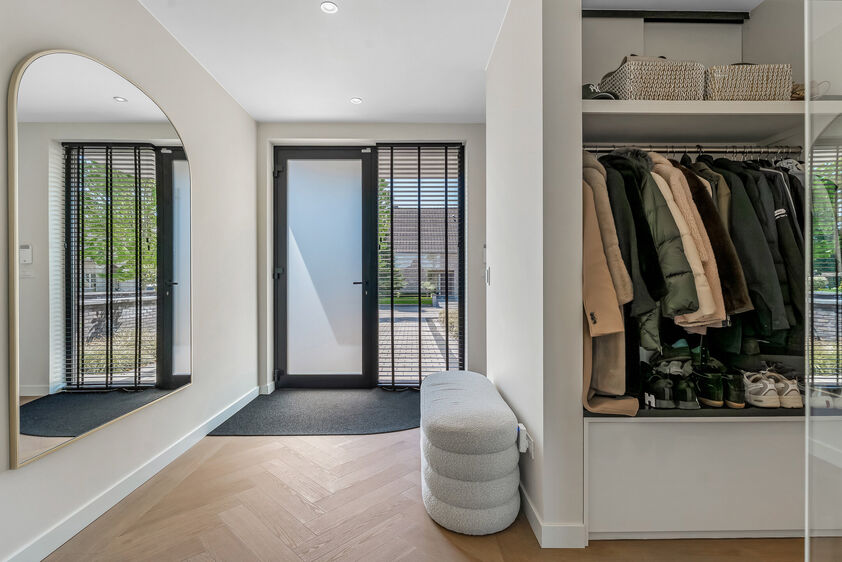 dankzij de grote tuingerichte raampartijen (Schüco). Ruime berging / wasplaats, opp. 12,4 m². VERDIEPING 1 > Nachthal. Masterbedroom van 21,32 m² met een bijzonder mooi uitzicht op de landelijke omgeving. Het hoge plafond tot in de nok van het dak maak