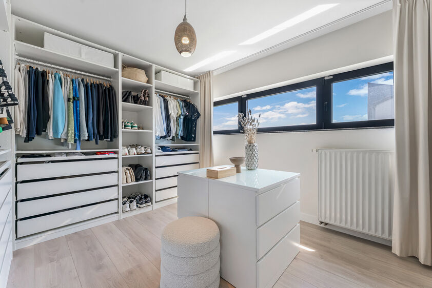 dankzij de grote tuingerichte raampartijen (Schüco). Ruime berging / wasplaats, opp. 12,4 m². VERDIEPING 1 > Nachthal. Masterbedroom van 21,32 m² met een bijzonder mooi uitzicht op de landelijke omgeving. Het hoge plafond tot in de nok van het dak maak