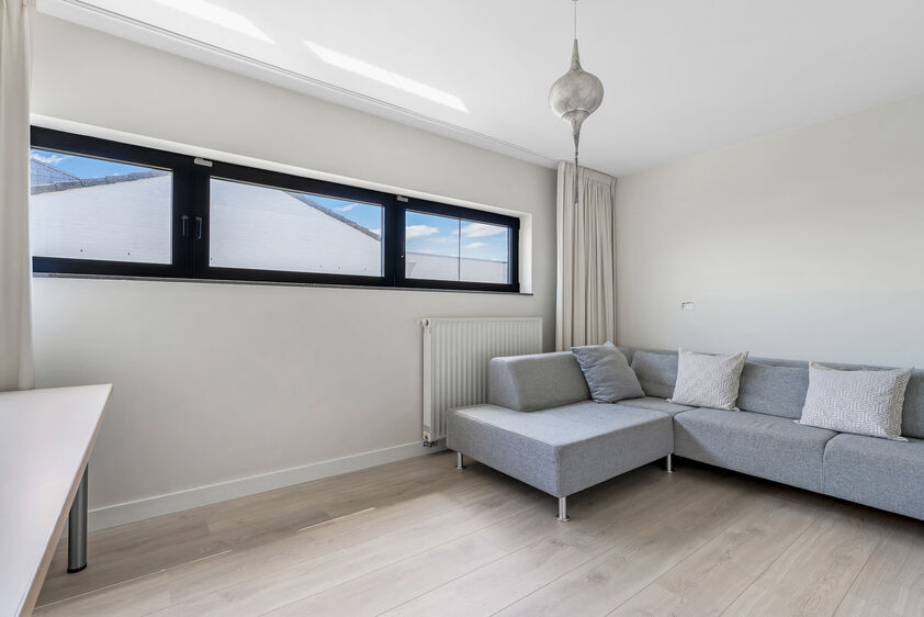 dankzij de grote tuingerichte raampartijen (Schüco). Ruime berging / wasplaats, opp. 12,4 m². VERDIEPING 1 > Nachthal. Masterbedroom van 21,32 m² met een bijzonder mooi uitzicht op de landelijke omgeving. Het hoge plafond tot in de nok van het dak maak