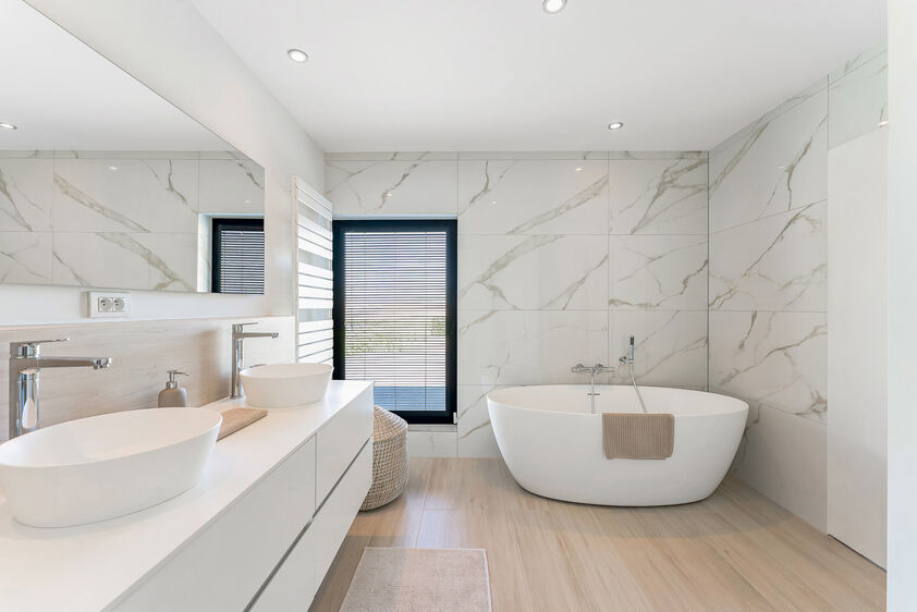 dankzij de grote tuingerichte raampartijen (Schüco). Ruime berging / wasplaats, opp. 12,4 m². VERDIEPING 1 > Nachthal. Masterbedroom van 21,32 m² met een bijzonder mooi uitzicht op de landelijke omgeving. Het hoge plafond tot in de nok van het dak maak