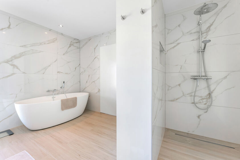 dankzij de grote tuingerichte raampartijen (Schüco). Ruime berging / wasplaats, opp. 12,4 m². VERDIEPING 1 > Nachthal. Masterbedroom van 21,32 m² met een bijzonder mooi uitzicht op de landelijke omgeving. Het hoge plafond tot in de nok van het dak maak
