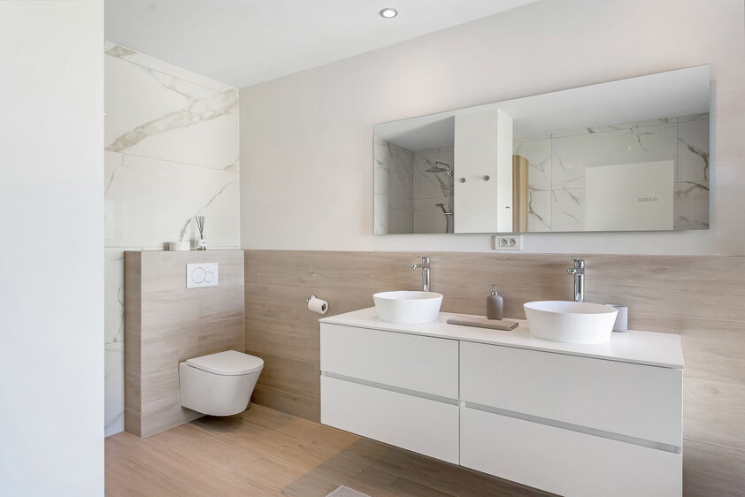 dankzij de grote tuingerichte raampartijen (Schüco). Ruime berging / wasplaats, opp. 12,4 m². VERDIEPING 1 > Nachthal. Masterbedroom van 21,32 m² met een bijzonder mooi uitzicht op de landelijke omgeving. Het hoge plafond tot in de nok van het dak maak