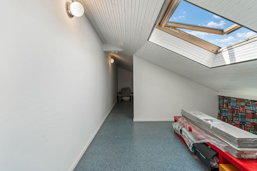 dankzij de grote tuingerichte raampartijen (Schüco). Ruime berging / wasplaats, opp. 12,4 m². VERDIEPING 1 > Nachthal. Masterbedroom van 21,32 m² met een bijzonder mooi uitzicht op de landelijke omgeving. Het hoge plafond tot in de nok van het dak maak