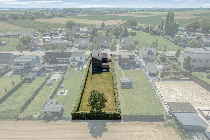 dankzij de grote tuingerichte raampartijen (Schüco). Ruime berging / wasplaats, opp. 12,4 m². VERDIEPING 1 > Nachthal. Masterbedroom van 21,32 m² met een bijzonder mooi uitzicht op de landelijke omgeving. Het hoge plafond tot in de nok van het dak maak
