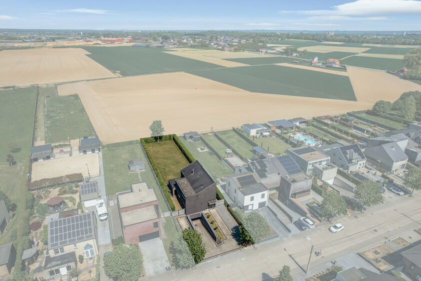 dankzij de grote tuingerichte raampartijen (Schüco). Ruime berging / wasplaats, opp. 12,4 m². VERDIEPING 1 > Nachthal. Masterbedroom van 21,32 m² met een bijzonder mooi uitzicht op de landelijke omgeving. Het hoge plafond tot in de nok van het dak maak