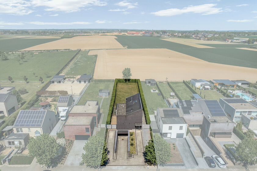 dankzij de grote tuingerichte raampartijen (Schüco). Ruime berging / wasplaats, opp. 12,4 m². VERDIEPING 1 > Nachthal. Masterbedroom van 21,32 m² met een bijzonder mooi uitzicht op de landelijke omgeving. Het hoge plafond tot in de nok van het dak maak
